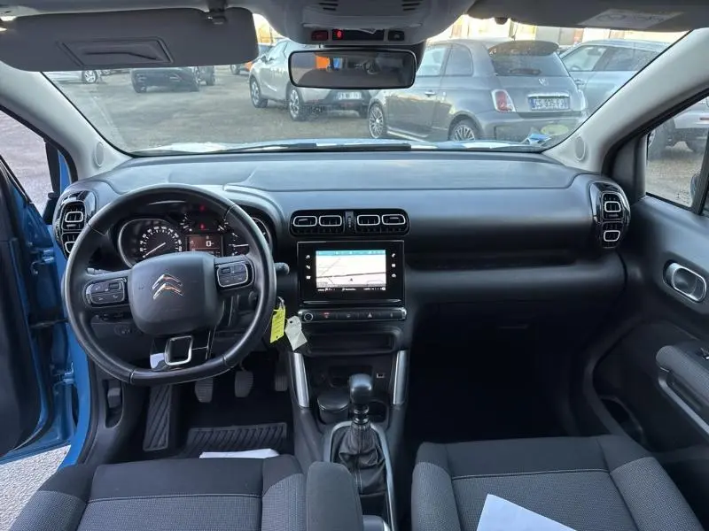 Vue intérieure avant du Citroën C3 Aircross Bleu Breathing, tableau de bord avec écran tactile et volant multifonctions.