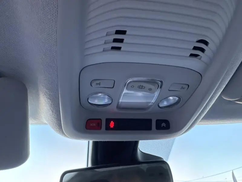 Plafonnier intérieur gris clair avec commandes d'éclairage et bouton SOS du Citroën C3 Aircross 2021 Breathing Blue