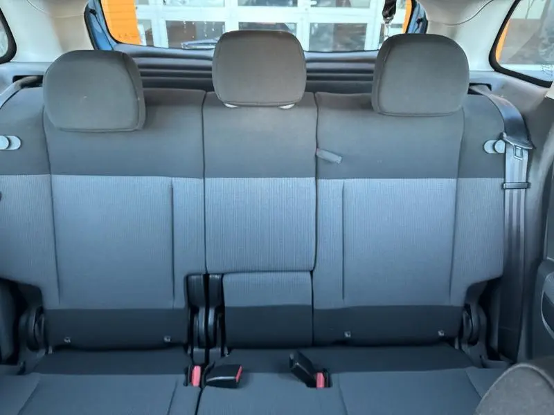 Banquette arrière en tissu Mica Grey vue de face dans un Citroën C3 Aircross Breathing Blue 2021.