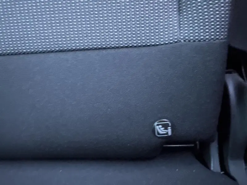 Détail de la fixation Isofix sur la banquette arrière en tissu Mica Grey du Citroën C3 Aircross Breathing Blue.
