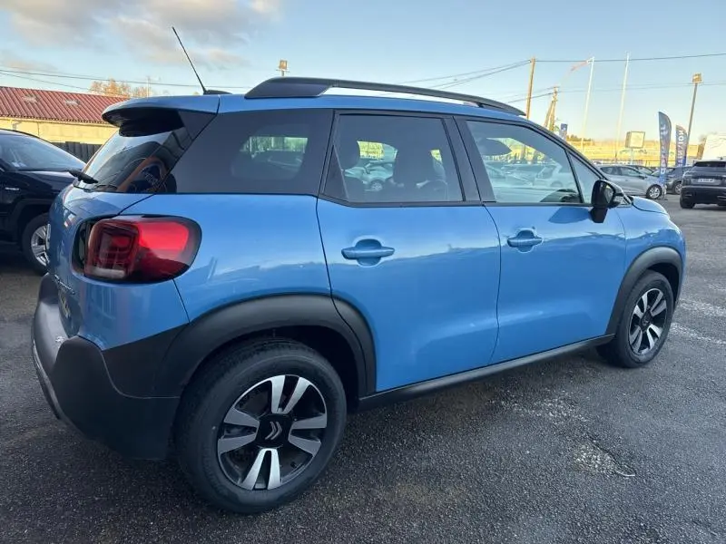 Vue latérale droite d'un Citroën C3 Aircross bleu Breathing avec barres de toit et jantes alliage 16 pouces.
