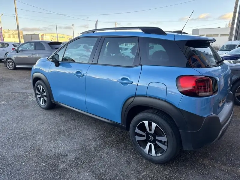 Citroën C3 Aircross bleu Breathing vue 3/4 arrière droit avec toit blanc et barres de toit noires.