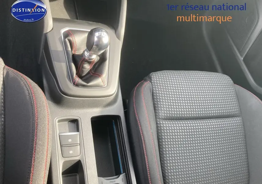 Gros plan sur la console centrale et le siège conducteur gris avec coutures rouges de la Ford Focus ST-Line X 2025.