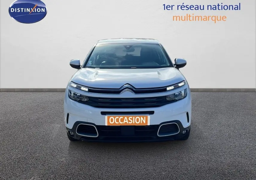 Vue frontale d'un Citroën C5 Aircross blanc nacré avec calandre noire et phares LED distinctifs.