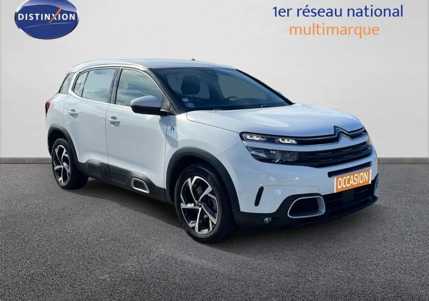 Vue 3/4 avant droite d'un Citroën C5 Aircross blanc nacré avec jantes biton et détails noirs contrastants.
