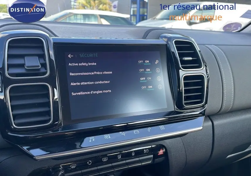 Écran tactile central du tableau de bord du Citroën C5 Aircross blanc nacré, affichant les options de sécurité activées.