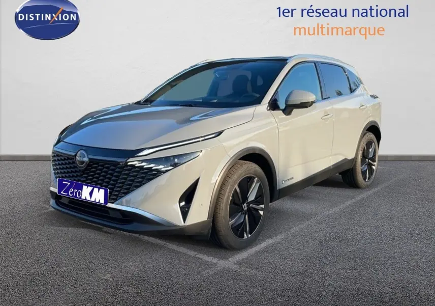 Nissan Qashqai 2025 gris céramique métal en 3/4 avant droit, avec calandre noire et jantes bi-ton.