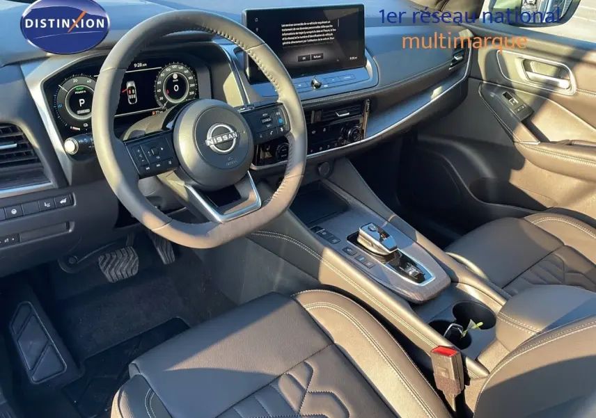 Intérieur du Nissan Qashqai 2025 vu côté conducteur, mettant en valeur le tableau de bord et la console centrale en cuir noir.