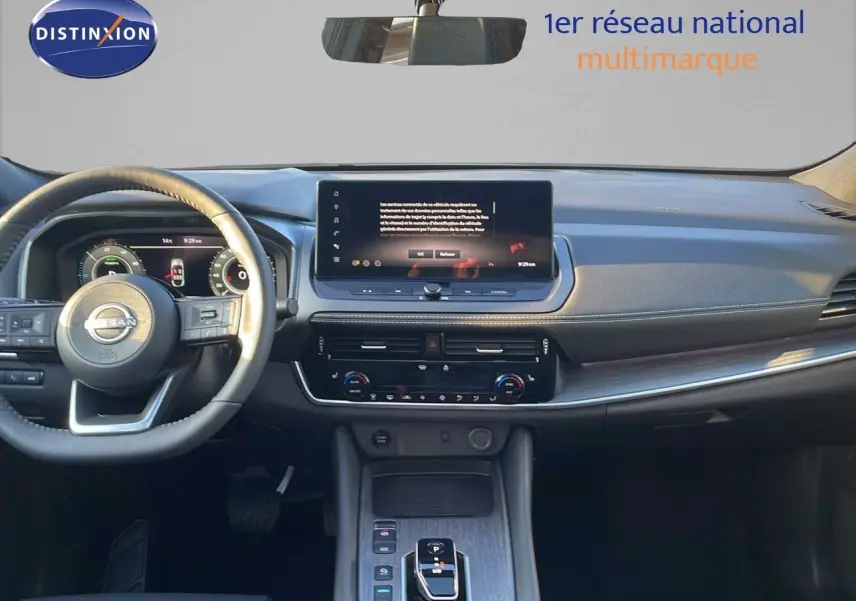 Intérieur du Nissan Qashqai 2025 en gris céramique, vue frontale sur le tableau de bord et volant multifonction.