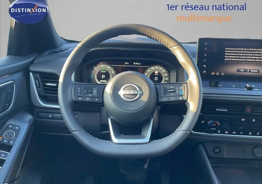Vue frontale du volant et tableau de bord du Nissan Qashqai 2025 gris céramique avec écran tactile et commandes intégrées.