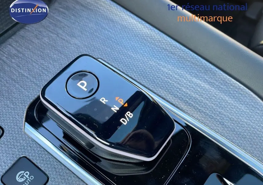 Gros plan sur la commande de boîte automatique noire du Nissan Qashqai gris céramique, avec levier de vitesses et mode D/B.