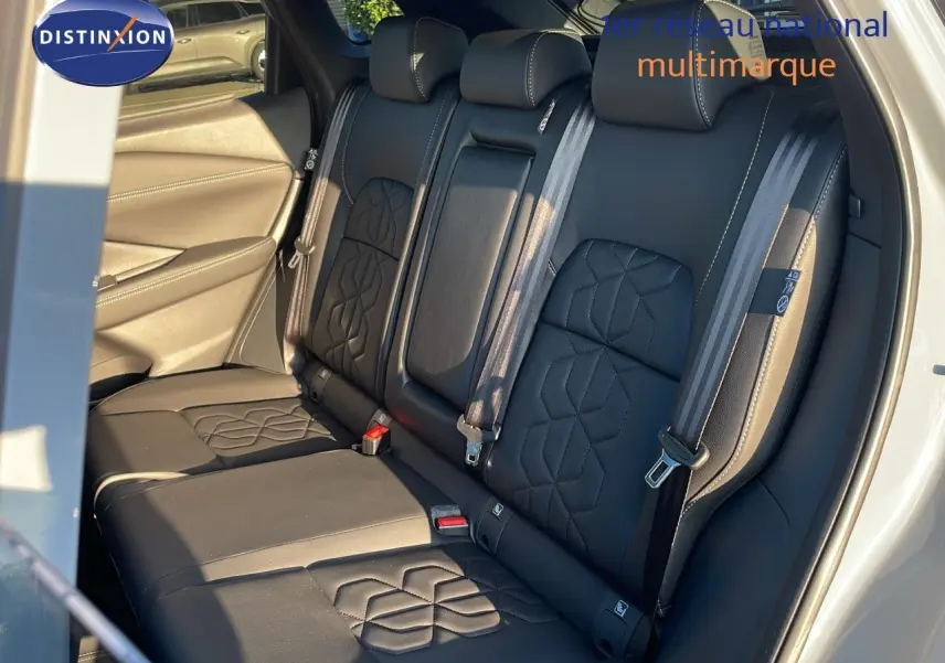 Vue latérale du siège arrière en cuir noir avec surpiqûres géométriques du Nissan Qashqai gris céramique 2025.