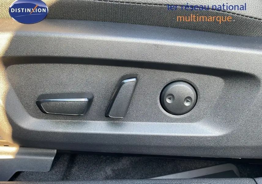 Détail des commandes de réglage électrique du siège côté gauche d'un Nissan Qashqai gris céramique 2025.