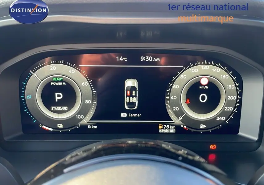 Tableau de bord numérique du Nissan Qashqai 2025 affichant vitesse, température et état des portes ouvertes.