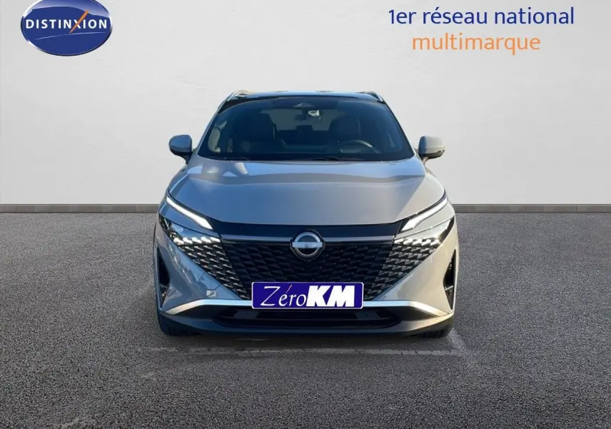 Vue frontale d'un Nissan Qashqai 2025 gris céramique métal avec calandre noire et phares LED fins.