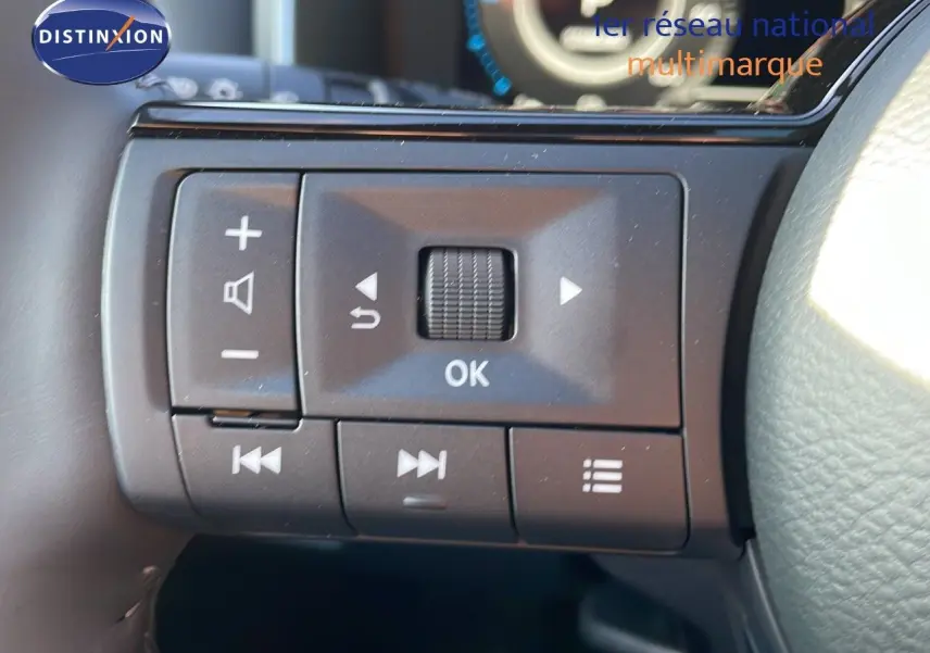 Gros plan sur les commandes multifonctions à gauche du volant du Nissan Qashqai 2025, finition Tekna.