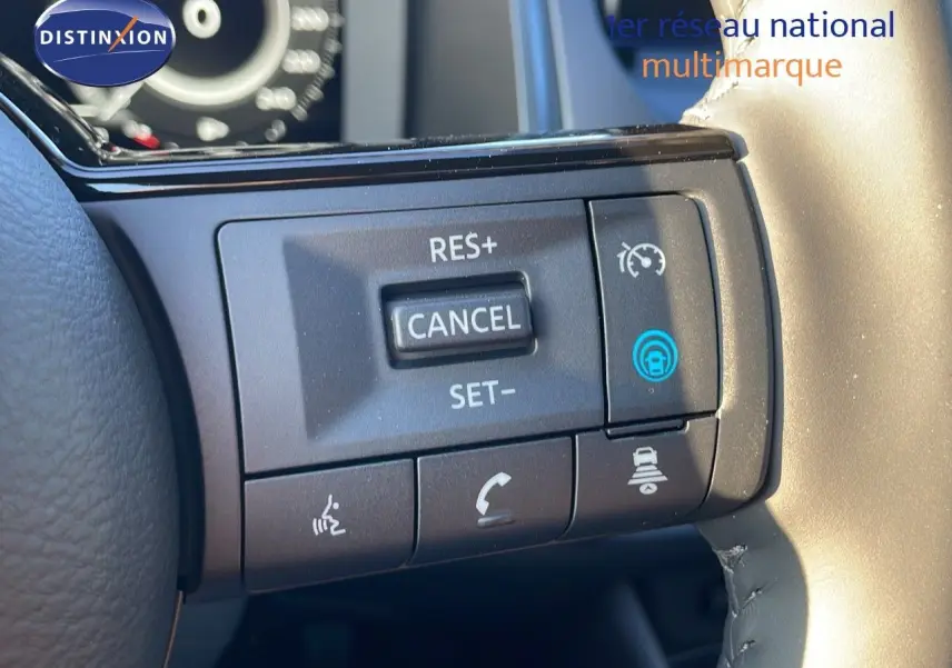 Gros plan sur les commandes de régulateur de vitesse au volant d'un Nissan Qashqai 2025 en gris céramique métal.