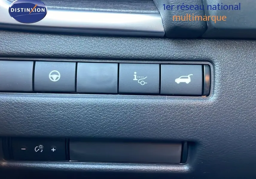 Boutons de commande sur tableau de bord intérieur du Nissan Qashqai 2025 gris céramique métal, avec icônes de direction et coffre.