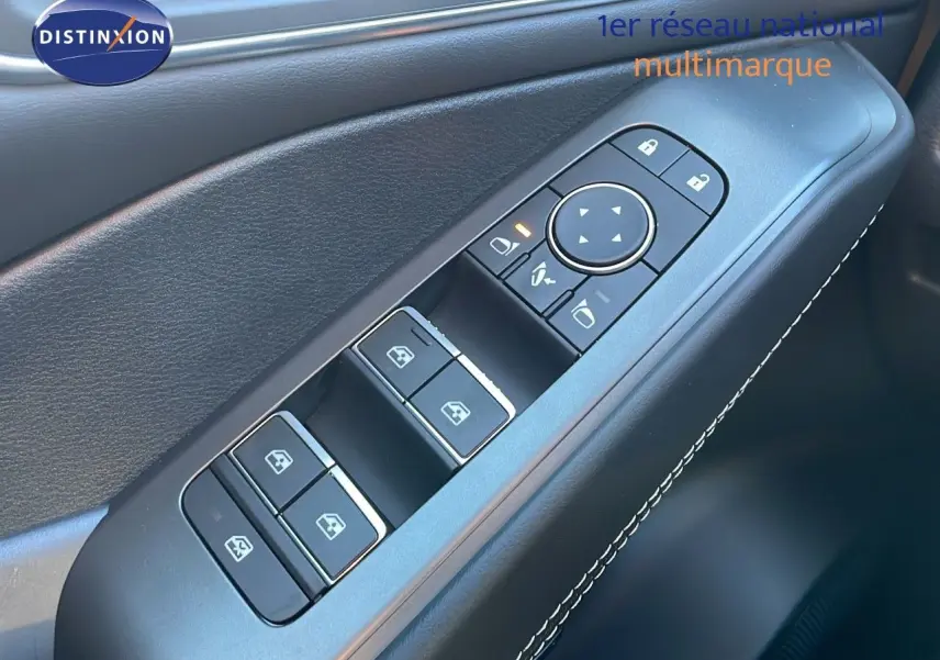 Gros plan sur les commandes des vitres et rétroviseurs côté conducteur du Nissan Qashqai gris céramique 2025.