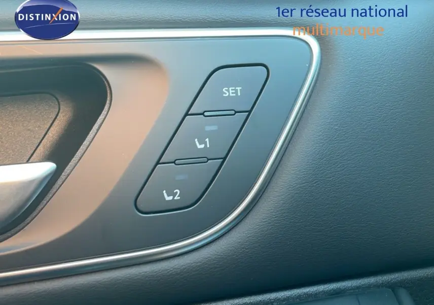 Boutons de réglage mémoire des sièges sur la porte côté gauche d'un Nissan Qashqai gris céramique 2025.
