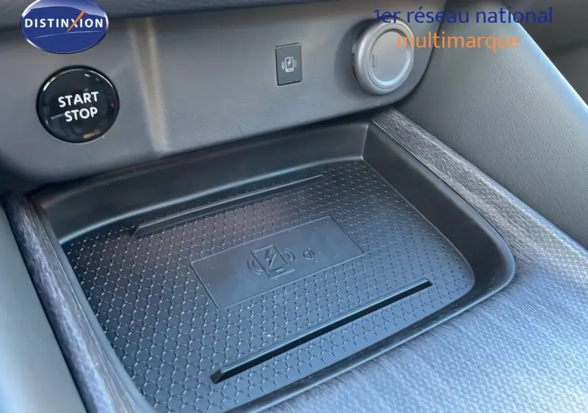 Plateau de recharge sans fil et bouton Start/Stop dans l'habitacle du Nissan Qashqai gris céramique 2025.