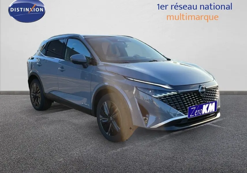 Nissan Qashqai gris céramique métal en 3/4 avant droit, avec calandre noire et jantes bi-ton.