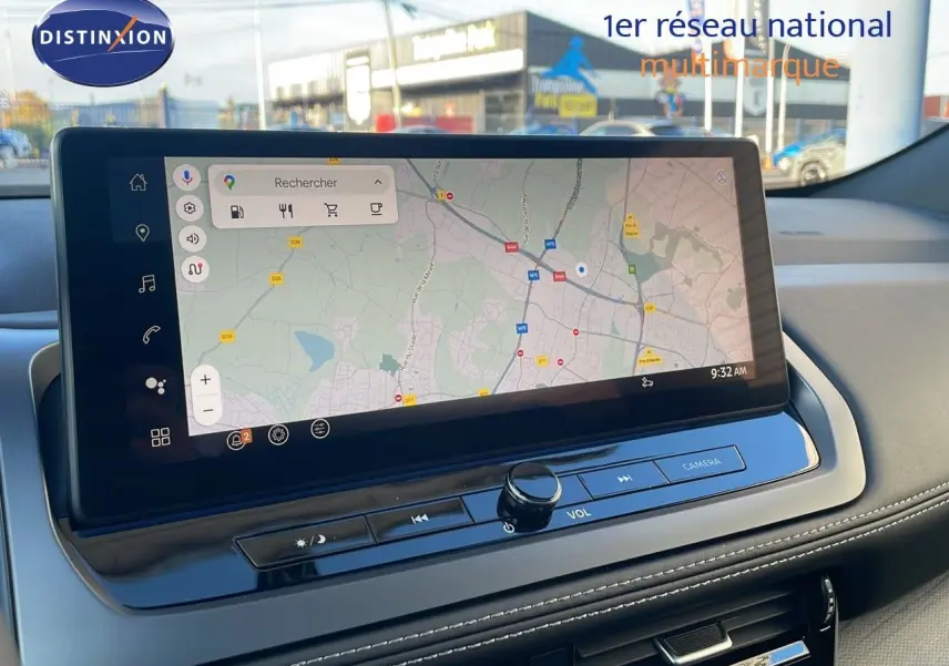 Écran tactile central affichant une carte GPS dans l'habitacle du Nissan Qashqai gris céramique 2025.