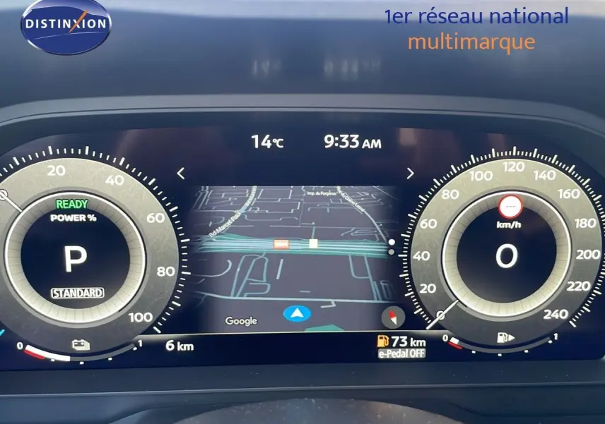 Tableau de bord numérique du Nissan Qashqai gris céramique, affichant la navigation et les compteurs à l'arrêt.