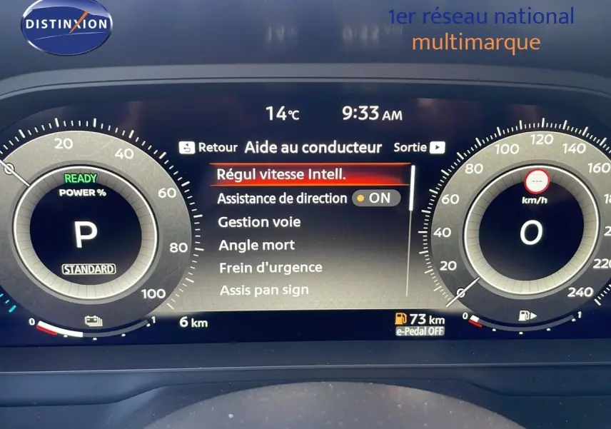 Tableau de bord numérique du Nissan Qashqai 2025 affichant l'aide au conducteur et la vitesse à 0 km/h.