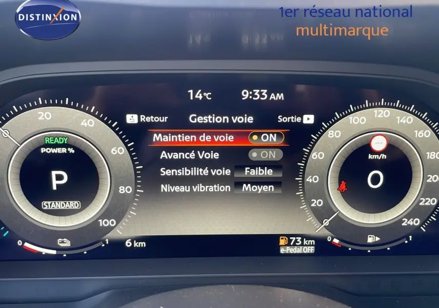 Tableau de bord numérique du Nissan Qashqai 2025 montrant les réglages d’aide à la conduite et la vitesse à zéro.