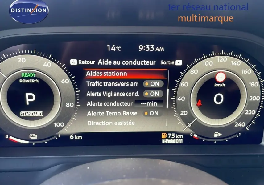 Tableau de bord numérique du Nissan Qashqai 2025 affichant les aides à la conduite et la vitesse à zéro km/h.