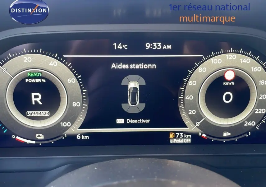 Tableau de bord numérique du Nissan Qashqai 2025 en mode stationnement, affichage clair et moderne.