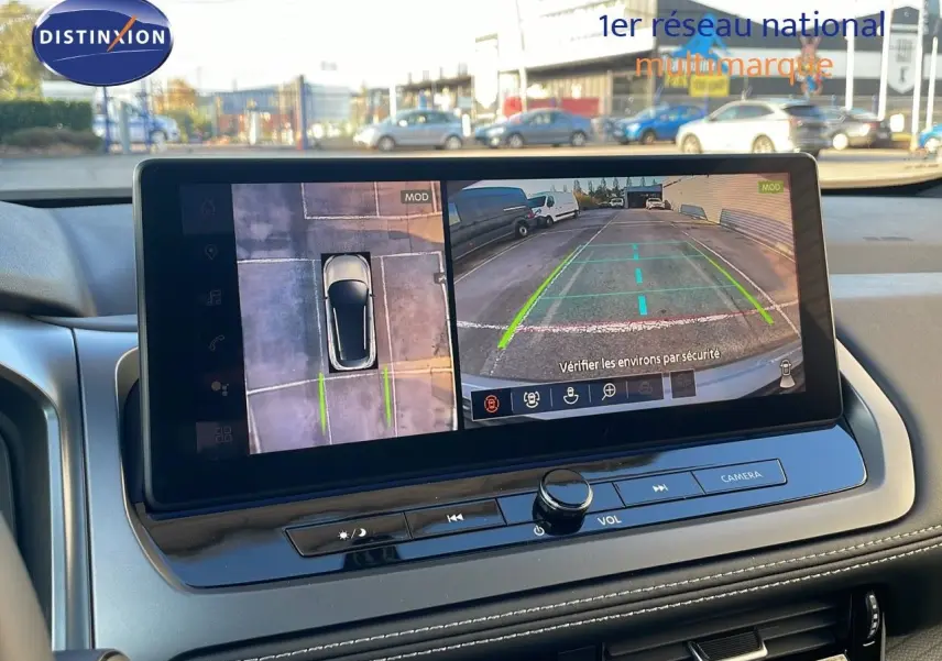 Écran central du Nissan Qashqai 2025 montrant la caméra de recul et la vue 360° du véhicule gris céramique métal.