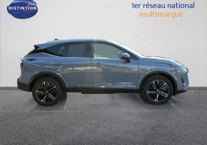 Profil côté droit du Nissan Qashqai 2025 gris céramique métal avec jantes noires et toit noir contrasté.