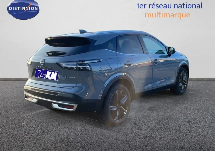 Vue 3/4 arrière droite du Nissan Qashqai 2025 gris céramique métallisé avec jantes bi-ton et feux LED fins.