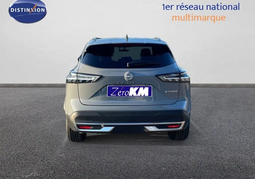 Vue arrière d'un Nissan Qashqai 1.5 VCT E-POWER 190CH Tekna gris céramique métal avec feux LED et hayon fermé.