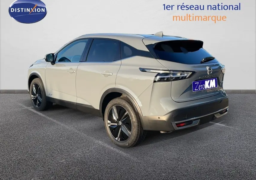 Vue 3/4 arrière droite d'un Nissan Qashqai gris céramique métal avec jantes noires et toit noir.