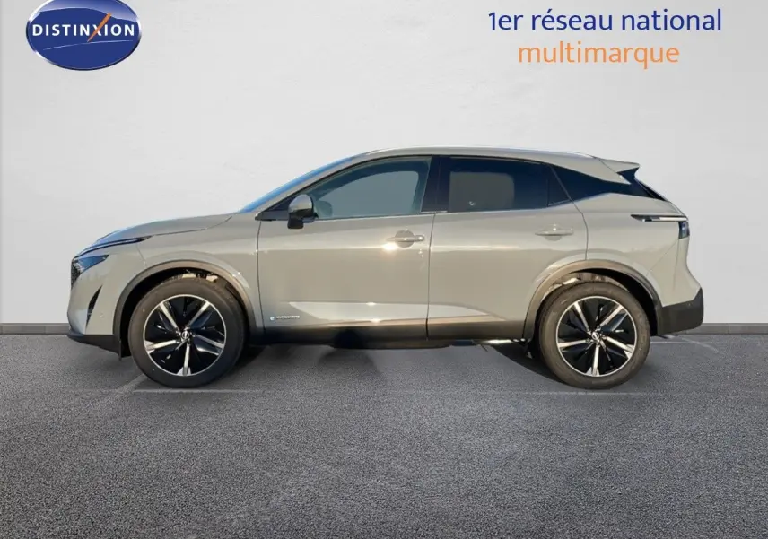 Profil côté gauche du Nissan Qashqai 2025 gris céramique métal avec jantes noires bicolores et toit noir contrasté.