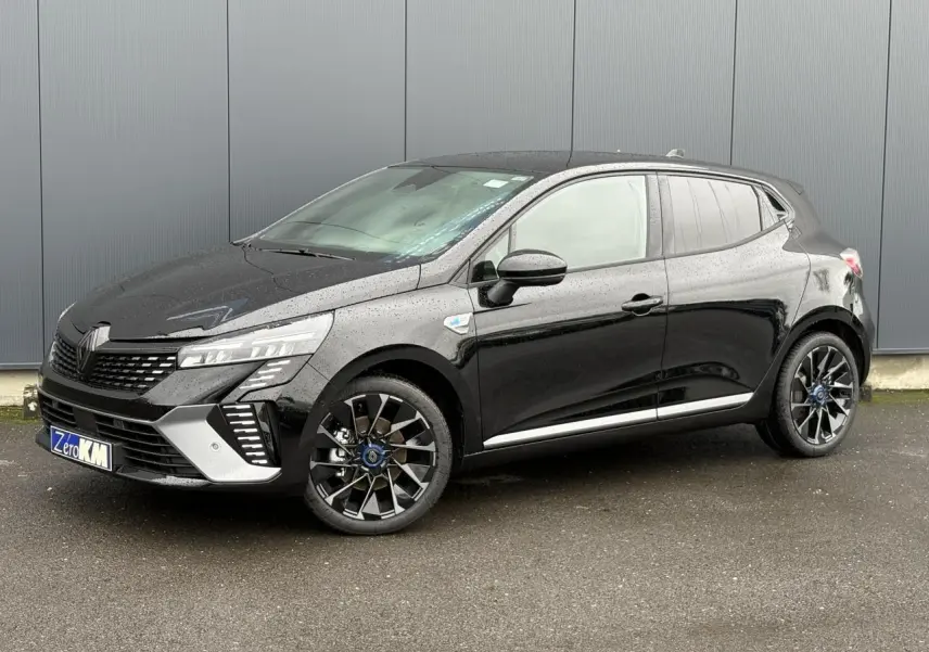 Renault Clio V NV E-Tech noir étoile vue 3/4 avant droit avec jantes alliage et signature lumineuse LED en C