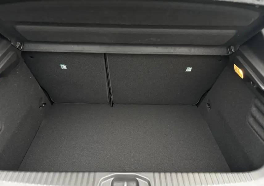 Coffre ouvert noir de la Renault Clio V NV E-Tech Full Hybrid 145 Esprit Alpine, vue intérieure arrière.