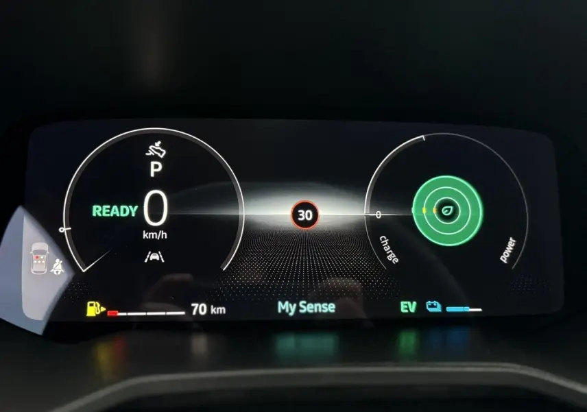 Tableau de bord numérique de Renault Clio 2025 affichant vitesse, mode My Sense et indicateurs hybrides.