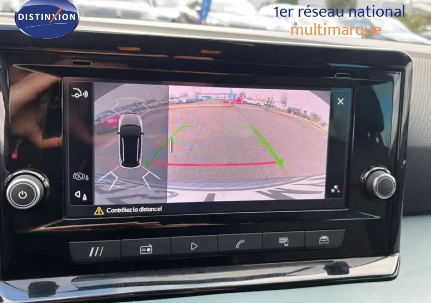 Écran multimédia affichant la caméra de recul avec vue arrière et angles de stationnement du SEAT Arona 2025.