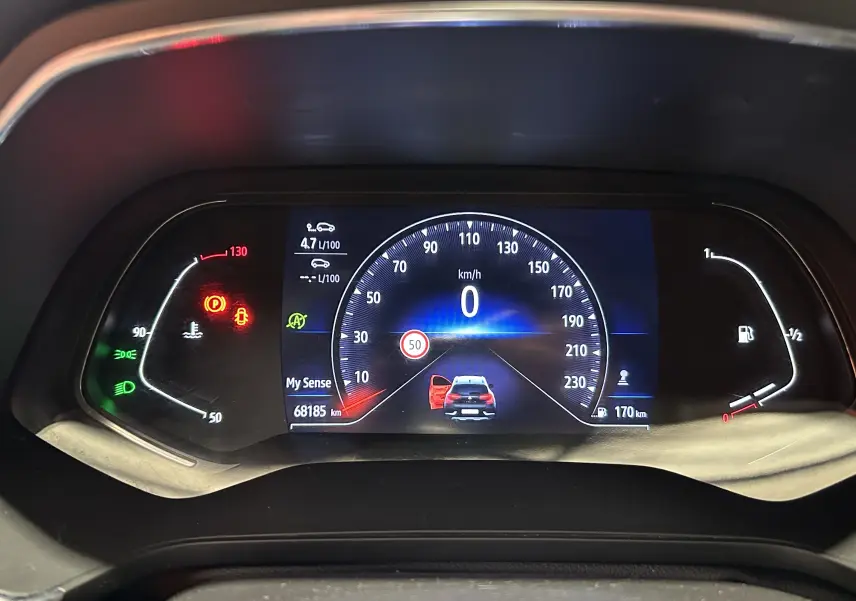 Tableau de bord numérique du Renault Captur 2020, affichant la vitesse à 0 km/h et porte avant gauche ouverte.