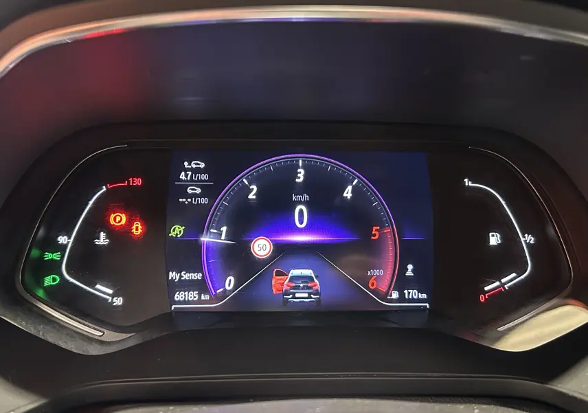 Tableau de bord numérique du Renault Captur 2020, affichant la vitesse à 0 km/h et une porte ouverte à l'écran.