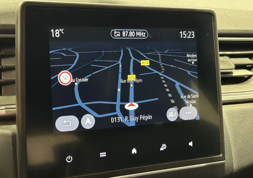 Écran tactile central du GPS du Renault Captur 2020 affichant une carte de navigation en intérieur noir.
