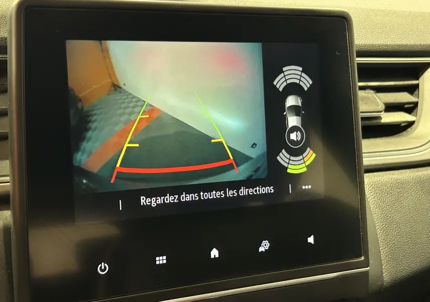 Écran de caméra de recul du Renault Captur 2020 affichant les lignes de guidage et alertes de proximité.