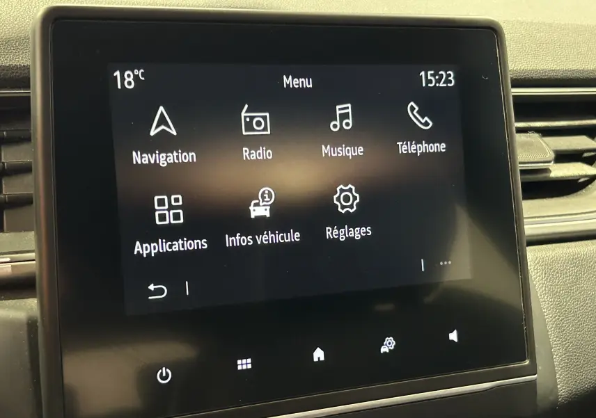 Écran tactile central du tableau de bord du Renault Captur 2020 affichant le menu principal avec navigation et radio.