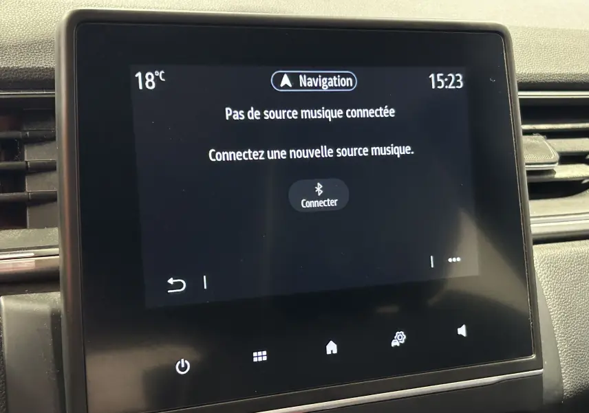 Écran tactile central du tableau de bord du Renault Captur 2020 affichant l'interface de connexion Bluetooth pour la musique.