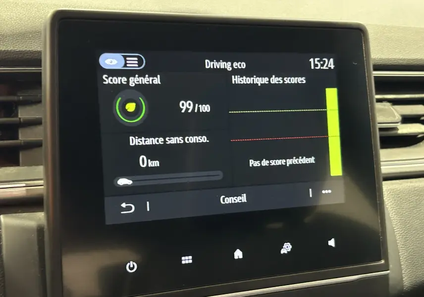 Écran tactile central du tableau de bord du Renault Captur 2020 affichant le score éco de conduite.