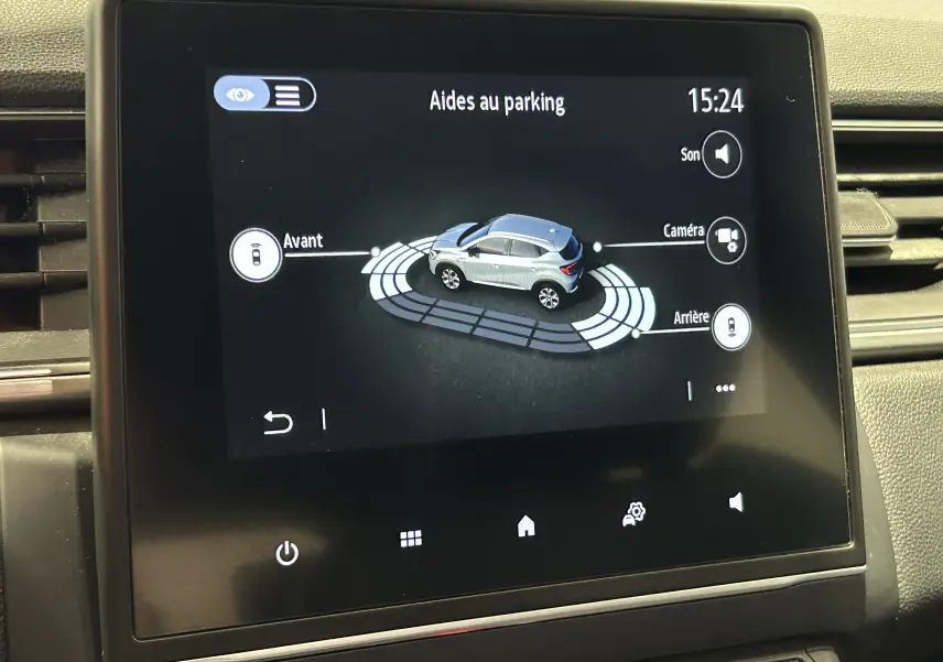 Écran tactile intérieur montrant l'aide au parking avec une voiture grise vue de dessus en 3D.